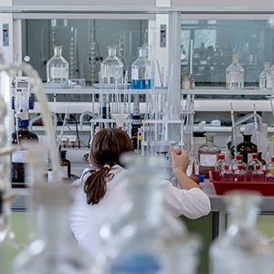 與普通分析型 HPLC 相比，UPLC 有哪些優(yōu)勢？